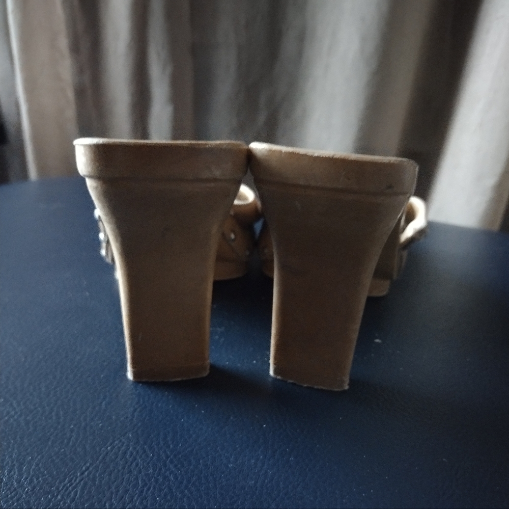 CITY SNAPPERS TAN FAUX WOOD SANDALS - Picture 2 of 8